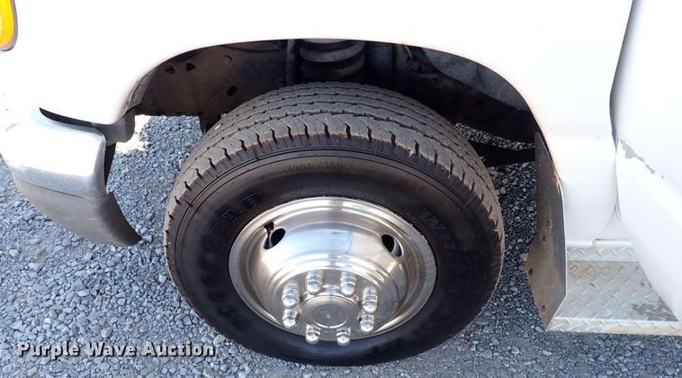 image for item IS9381 2006 Ford Econoline E450  shuttle bus