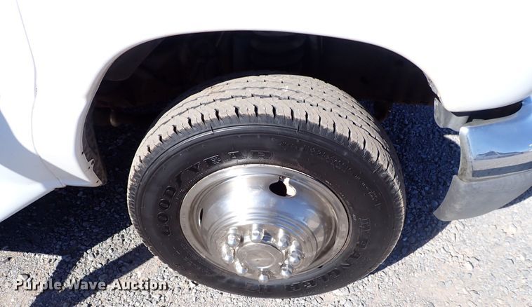 image for item IS9381 2006 Ford Econoline E450  shuttle bus