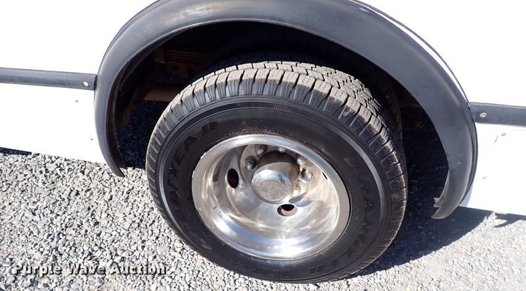 image for item IS9381 2006 Ford Econoline E450  shuttle bus