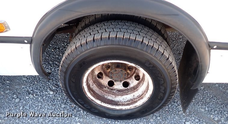 image for item IS9381 2006 Ford Econoline E450  shuttle bus