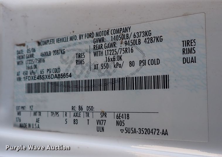 image for item IS9381 2006 Ford Econoline E450  shuttle bus