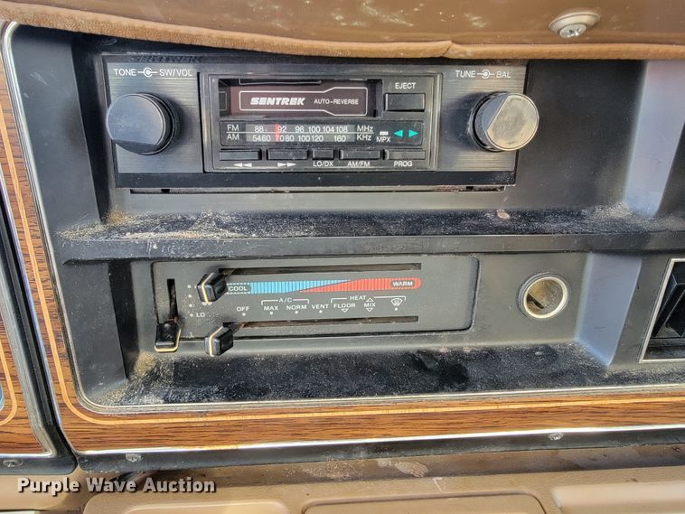 image for item JE9113 1988 Ford E350  ambulance