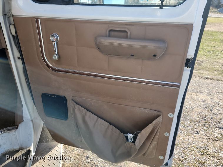 image for item JE9113 1988 Ford E350  ambulance