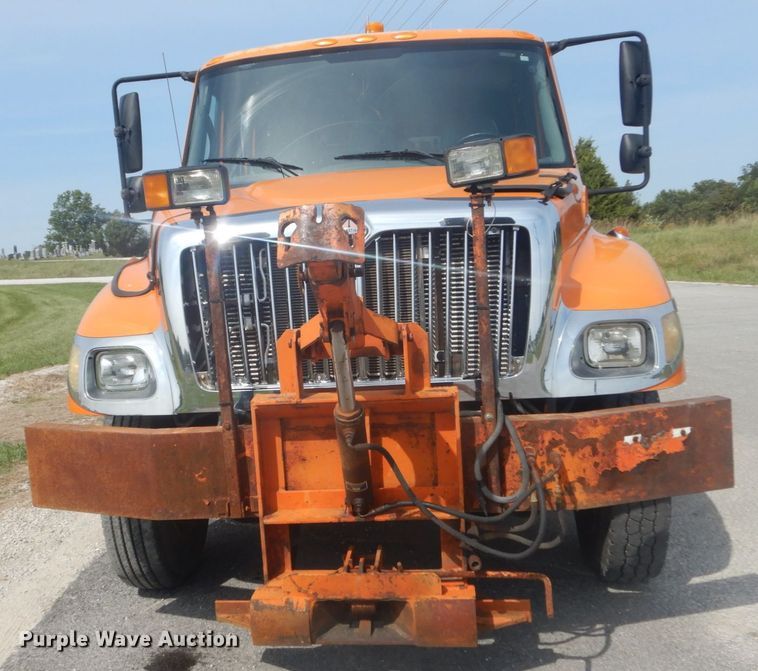 image for item JG9068 2003 International WorkStar 7400  Crew Cab dump truck