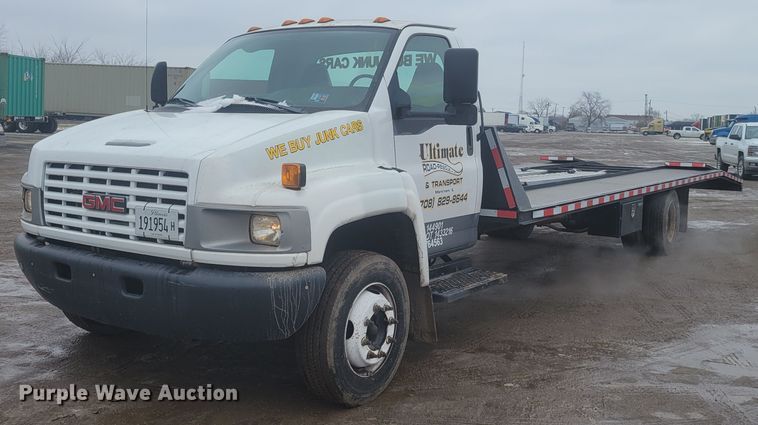 image for item KH9864 2005 GMC C5500  tow truck