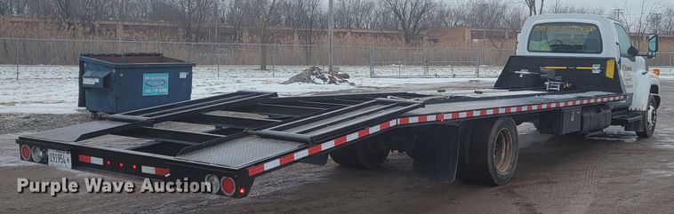 image for item KH9864 2005 GMC C5500  tow truck