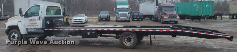 image for item KH9864 2005 GMC C5500  tow truck