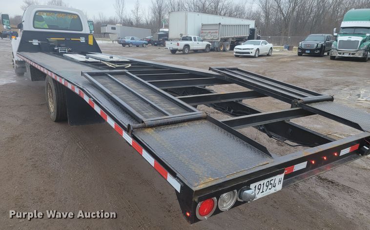 image for item KH9864 2005 GMC C5500  tow truck