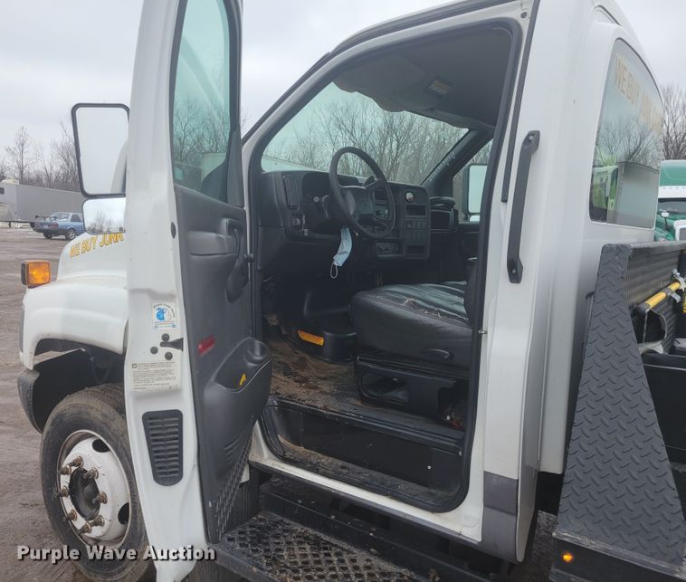 image for item KH9864 2005 GMC C5500  tow truck