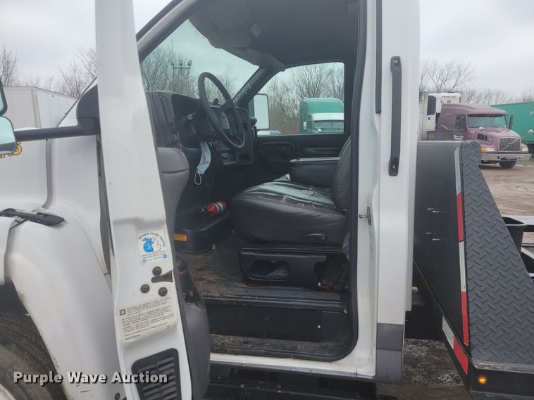 image for item KH9864 2005 GMC C5500  tow truck