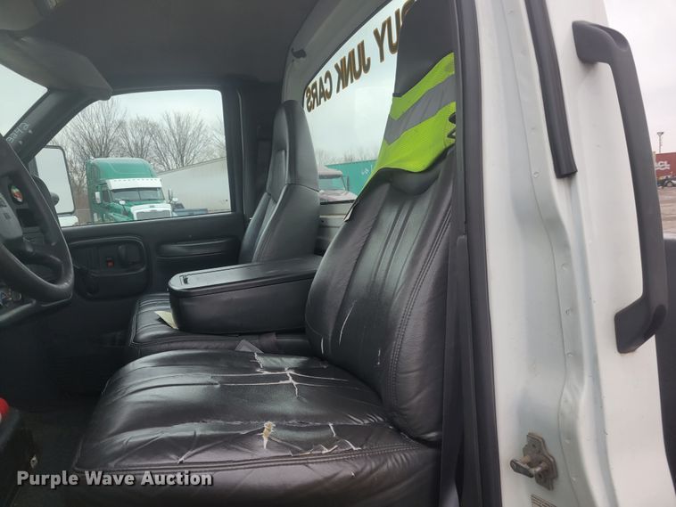 image for item KH9864 2005 GMC C5500  tow truck