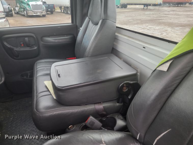 image for item KH9864 2005 GMC C5500  tow truck