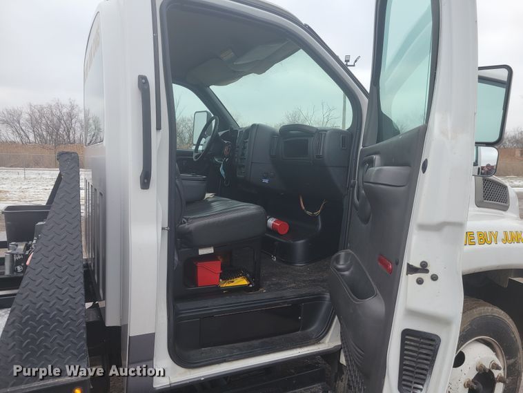 image for item KH9864 2005 GMC C5500  tow truck