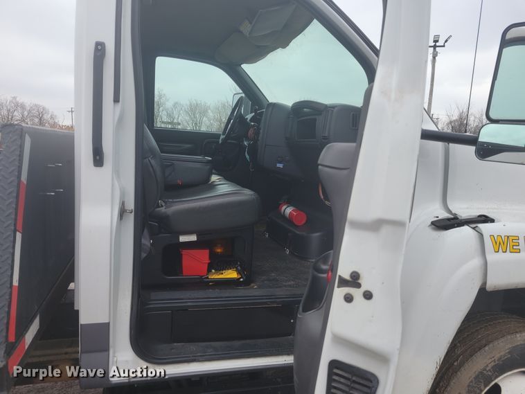 image for item KH9864 2005 GMC C5500  tow truck