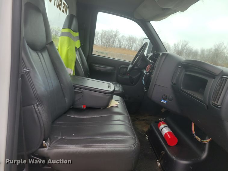 image for item KH9864 2005 GMC C5500  tow truck