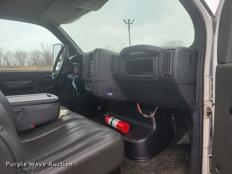 image for item KH9864 2005 GMC C5500  tow truck