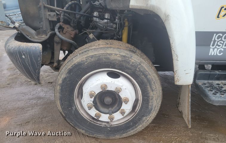 image for item KH9864 2005 GMC C5500  tow truck