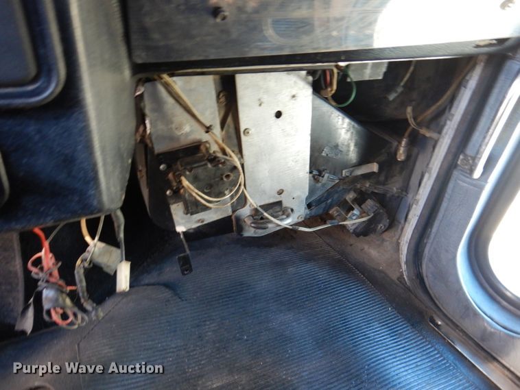 image for item DL8879 1996 Peterbilt 379  dump truck