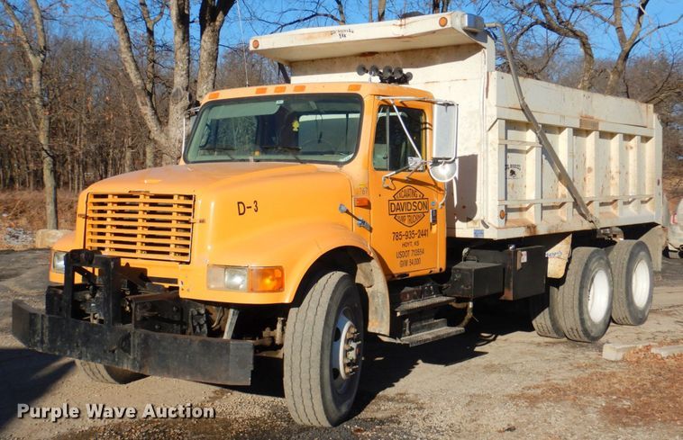 image for item DN2666 2000 International 4900  dump truck