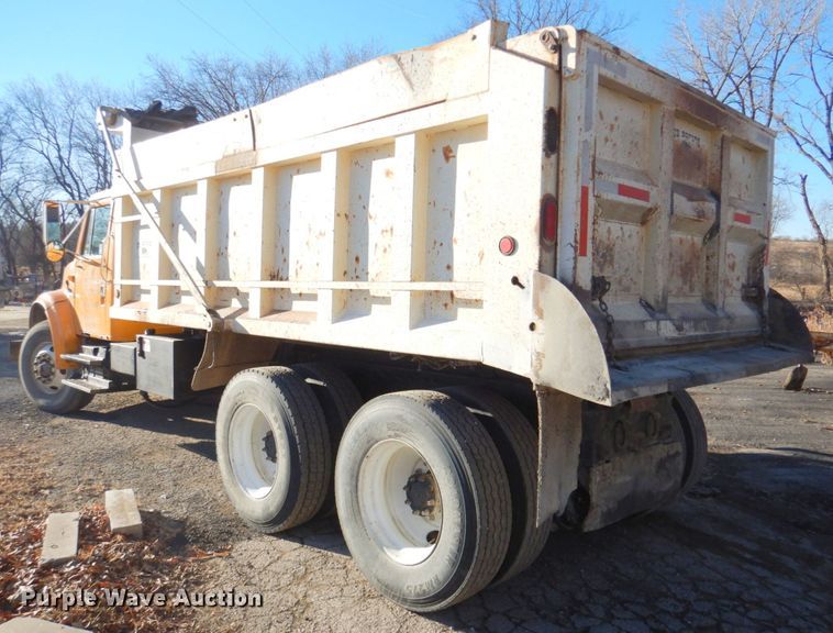 image for item DN2666 2000 International 4900  dump truck