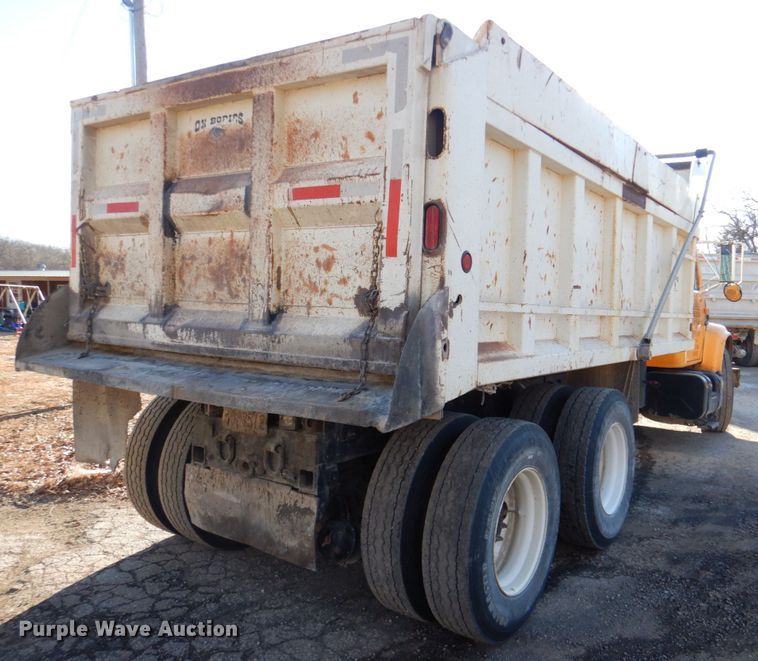 image for item DN2666 2000 International 4900  dump truck