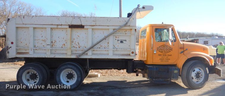 image for item DN2666 2000 International 4900  dump truck
