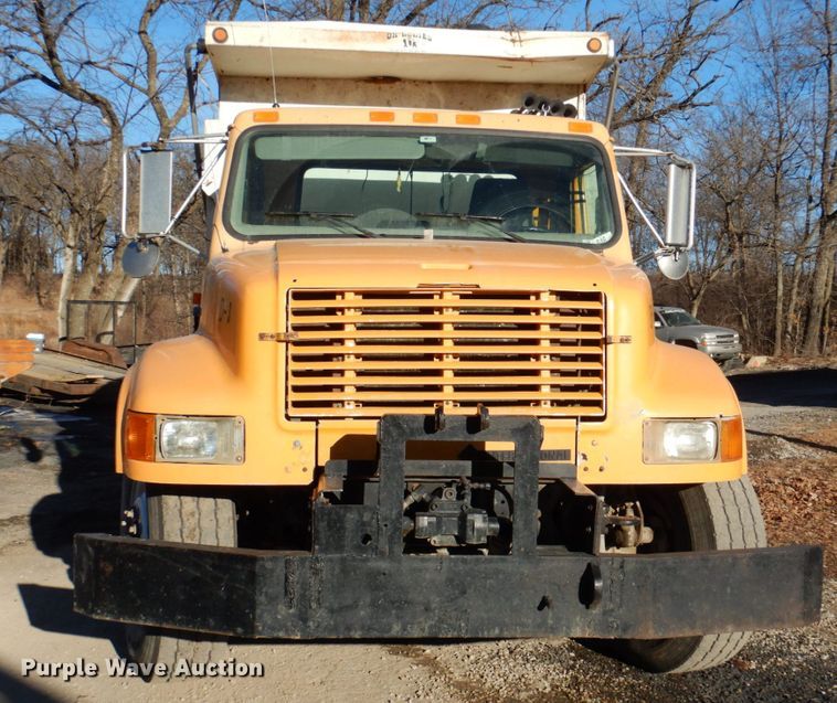 image for item DN2666 2000 International 4900  dump truck