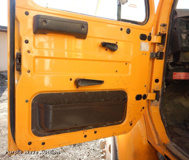 image for item DN2666 2000 International 4900  dump truck