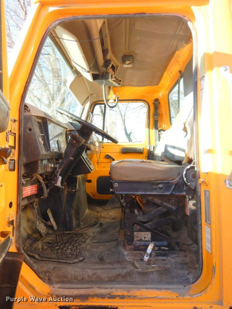 image for item DN2666 2000 International 4900  dump truck