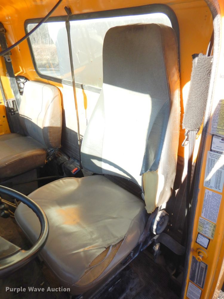 image for item DN2666 2000 International 4900  dump truck