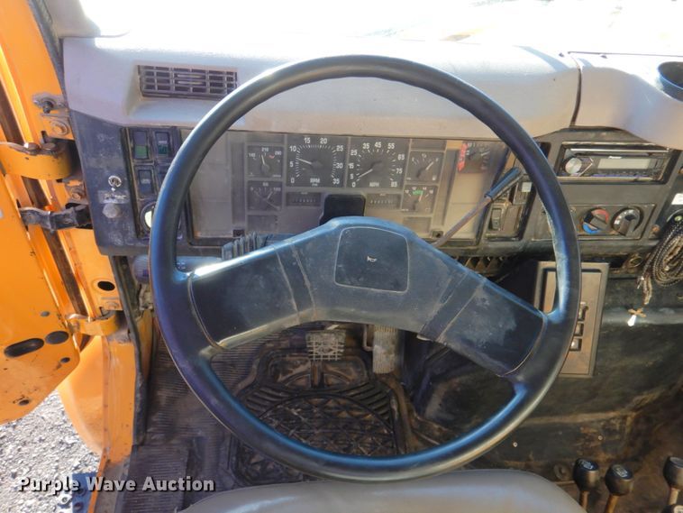 image for item DN2666 2000 International 4900  dump truck