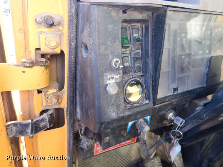 image for item DN2666 2000 International 4900  dump truck