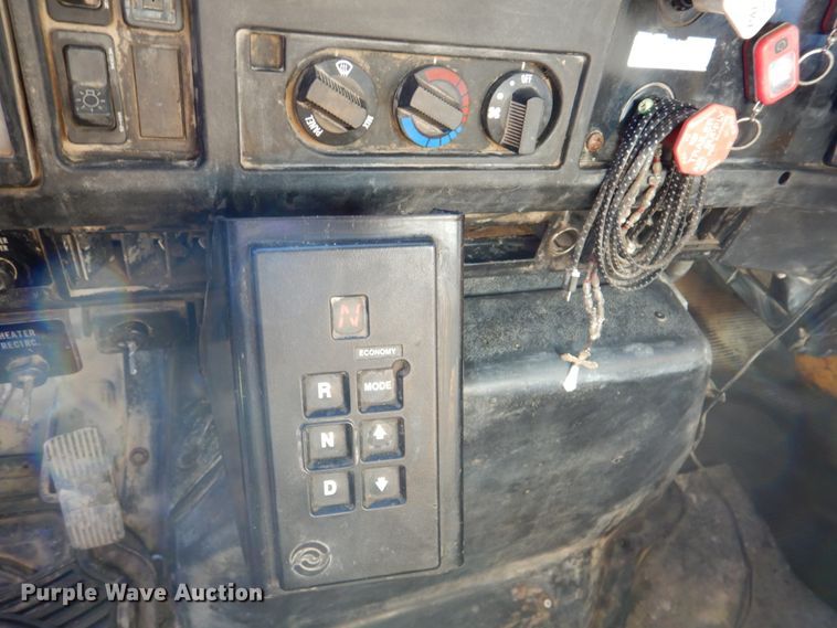 image for item DN2666 2000 International 4900  dump truck