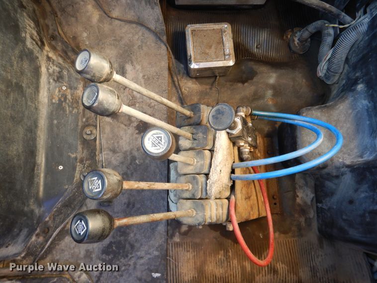 image for item DN2666 2000 International 4900  dump truck