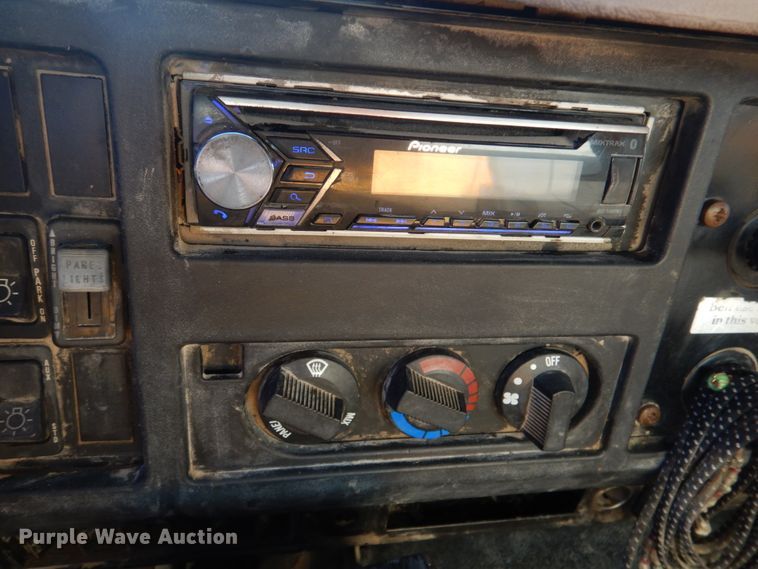 image for item DN2666 2000 International 4900  dump truck