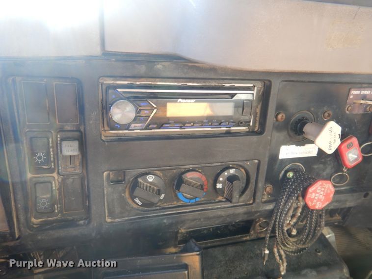 image for item DN2666 2000 International 4900  dump truck