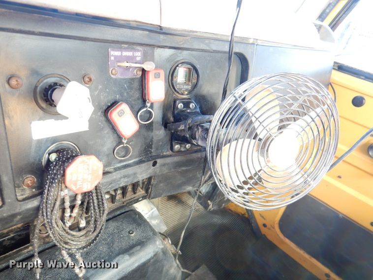 image for item DN2666 2000 International 4900  dump truck