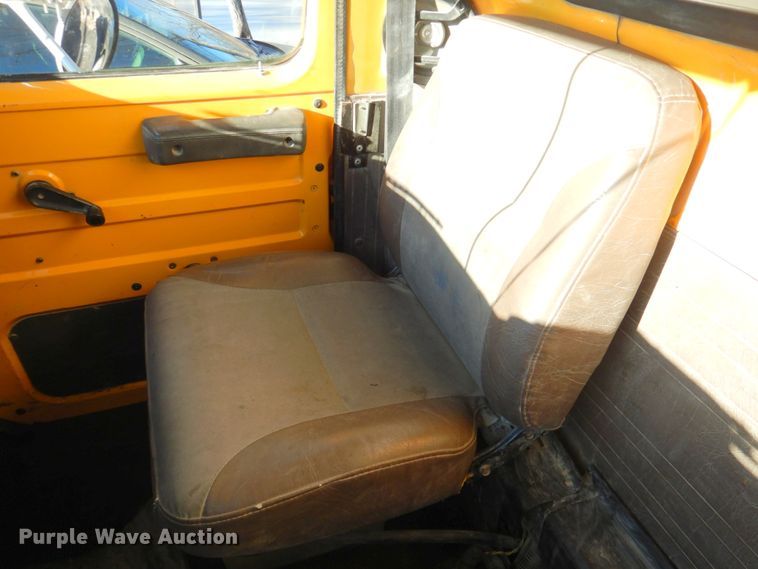 image for item DN2666 2000 International 4900  dump truck