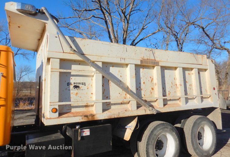 image for item DN2666 2000 International 4900  dump truck