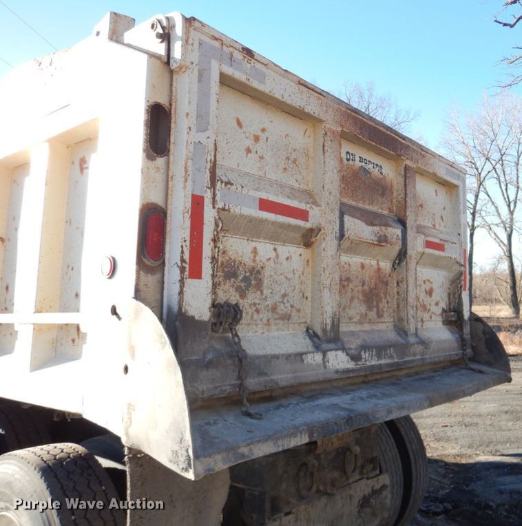 image for item DN2666 2000 International 4900  dump truck