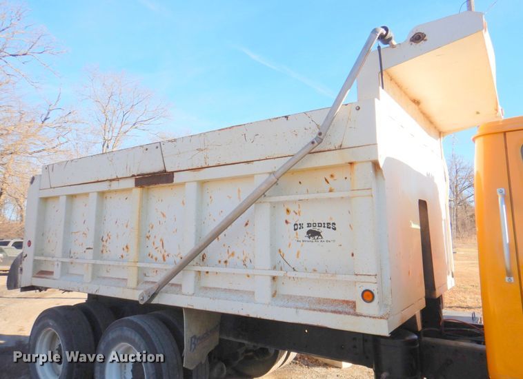 image for item DN2666 2000 International 4900  dump truck