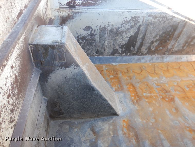 image for item DN2666 2000 International 4900  dump truck