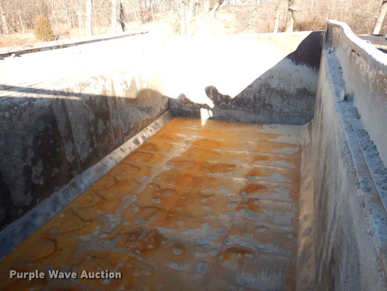 image for item DN2666 2000 International 4900  dump truck