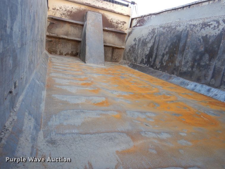 image for item DN2666 2000 International 4900  dump truck