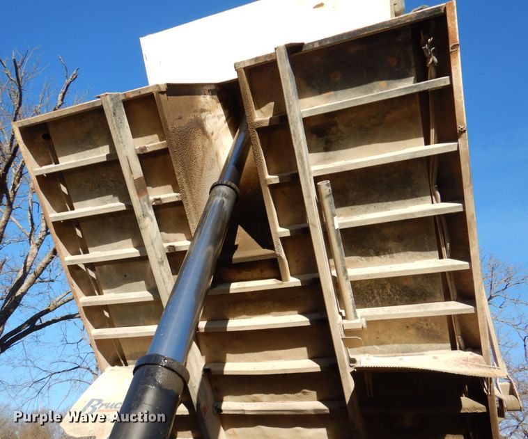 image for item DN2666 2000 International 4900  dump truck