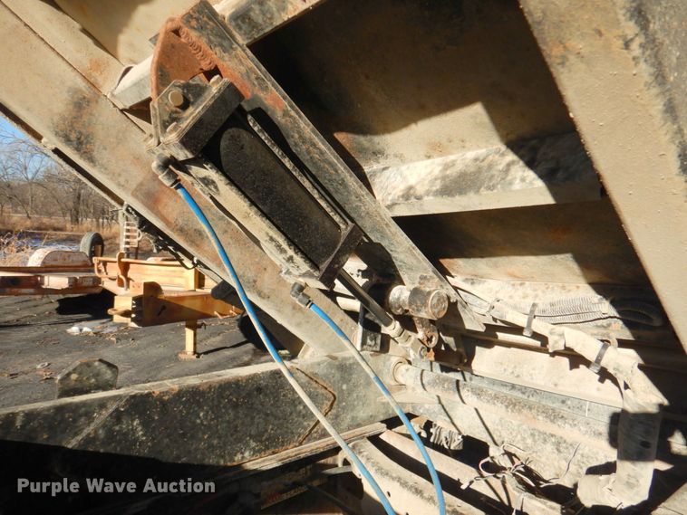 image for item DN2666 2000 International 4900  dump truck