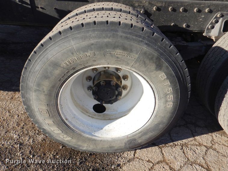 image for item DN2666 2000 International 4900  dump truck