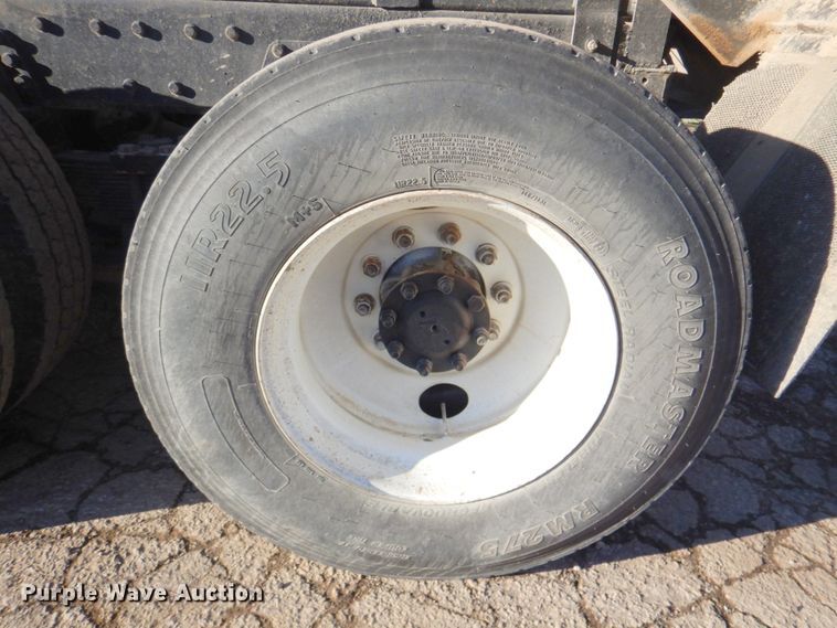 image for item DN2666 2000 International 4900  dump truck