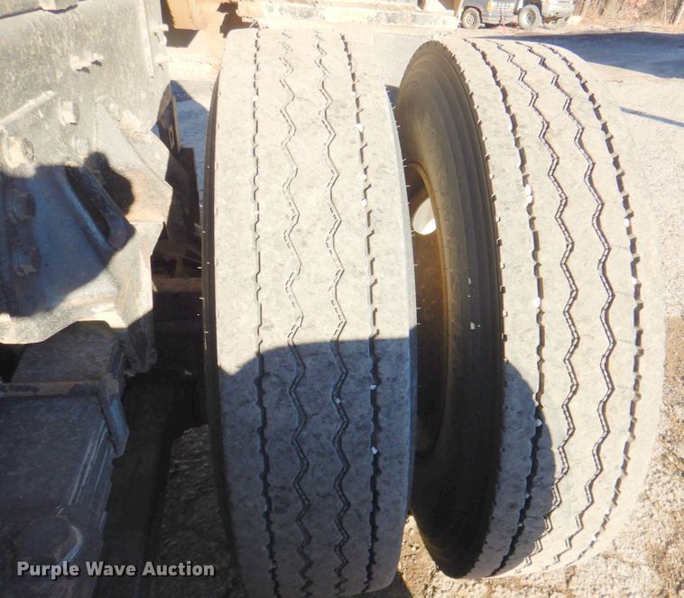 image for item DN2666 2000 International 4900  dump truck