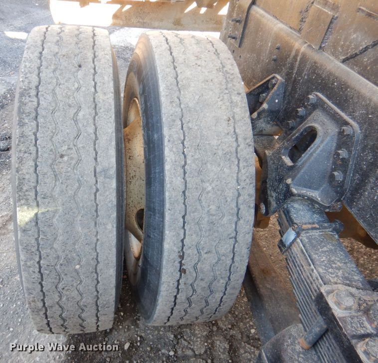 image for item DN2666 2000 International 4900  dump truck